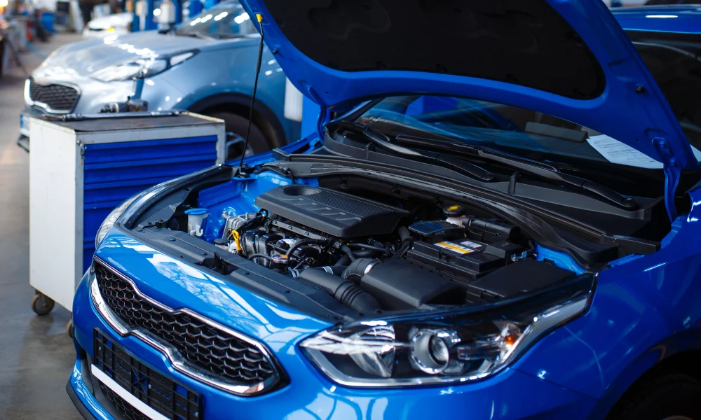 automóvel azul a ser reparado numa oficina