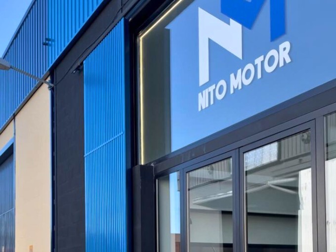 Facciata della sede di Nito Motor, con l'insegna dell'azienda sopra l'ingresso