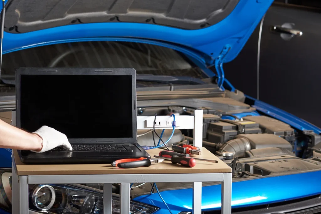 mecânico a fazer uma reparação do ABS e da ECU de um automóvel