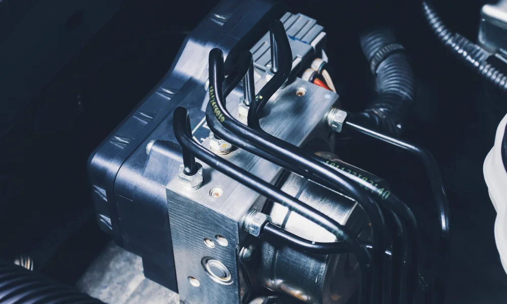 grande plano escuro de um motor de automóvel