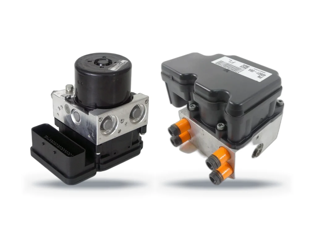 Modulo ABS per auto accanto a un modulo ABS per moto